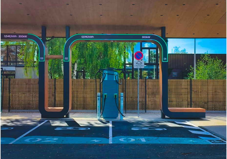 Une borne de recharge de la station